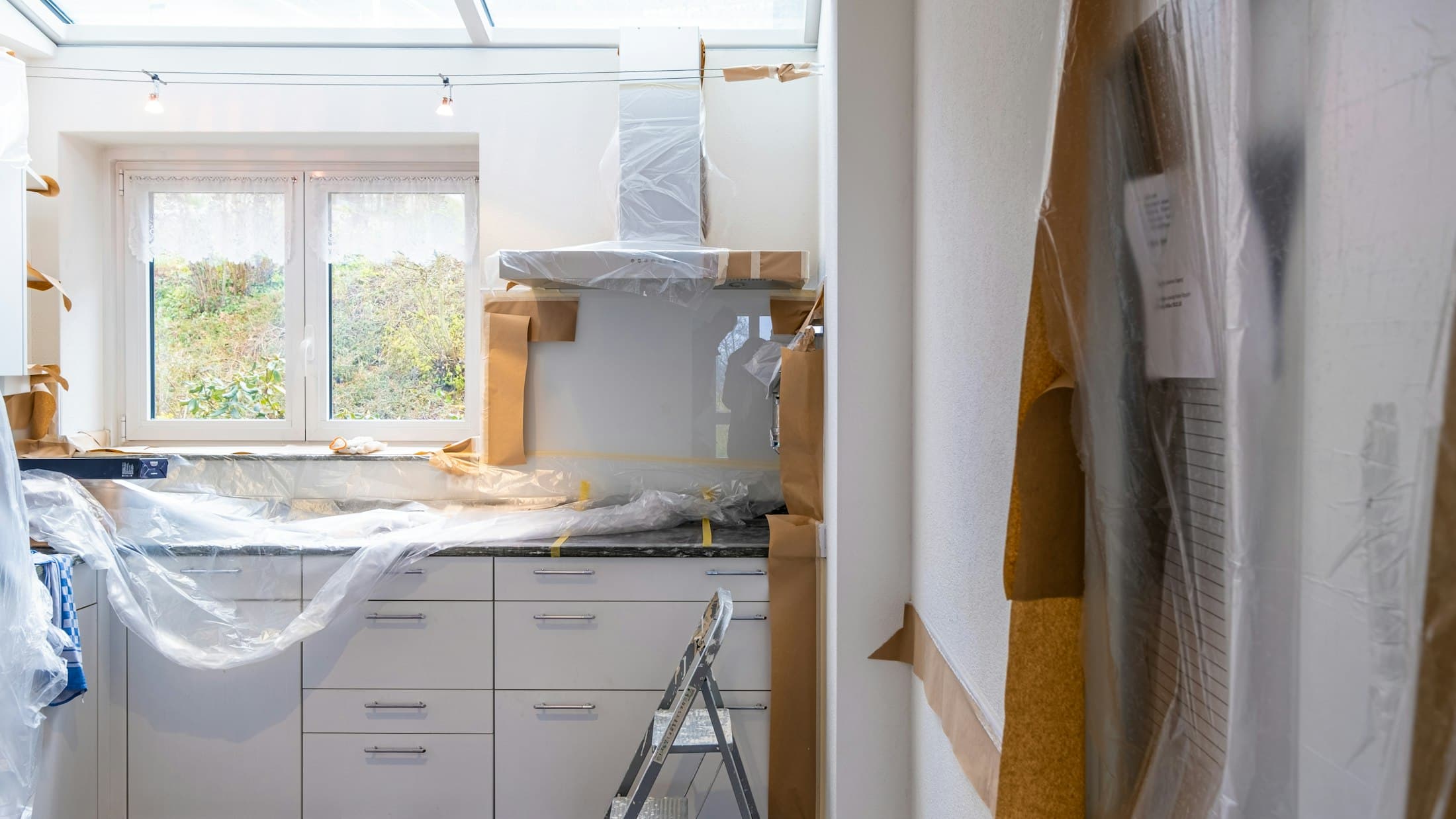 Cuisine en fin de rénovation, meubles neufs encore sous film de protection